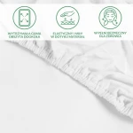 Ochronne prześcieradło z gumką 120x200, kolor biały, leży na białym tle. Widać elastyczną gumę obściutą dookoła oraz fakturę materiału. Zbliżenie na detal naciągnięcia gumki. Produkt jest w stanie nowym, gotowym do użycia.