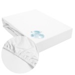 Ochronne prześcieradło z gumką w kolorze białym, rozmiar 180x200 cm. Zbliżenie na wykończenie z gumką oraz nałożoną na materac tkaninę.