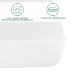 Ochronne prześcieradło z gumką w kolorze białym, rozmiar 180x200 cm, leży na materacu. Widoczne napisy informacyjne o funkcji ochrony przed wilgocią i zabrudzeniami, oraz struktura materiału, obrazująca jego tradycyjne zastosowanie.