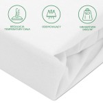 Ochronne prześcieradło z gumką w kolorze białym, leżące na gładkim tle. Materiał odznacza się teksturą i grubością 140 g/m². Widoczne ikony przedstawiające właściwości: regulacja temperatury ciała, oddychający materiał.