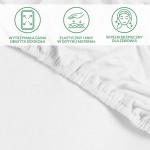 Ochronne prześcieradło z gumką w kolorze białym, z widoczną elastyczną gumą obszewną, zbliżenie na fakturę materiału. Tło proste, bez dodatkowych elementów. Wymiary 180x200 cm, materiał miły w dotyku, mylący na uwagę bezpieczeństwa dla zdrowia.