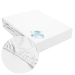 Ochronne prześcieradło z gumką 90x200 w kolorze białym, rozłożone na białym tle. Widoczny detal gumki zabezpieczającej. Materiał gładki, odporny na wodę. Produkt idealny dla łóżek o standardowych wymiarach.