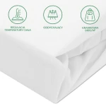 Ochronne prześcieradło z gumką 80x200 cm w kolorze białym, leżące, z widoczną fakturą tkaniny. Na materiale znajdują się ikony dotyczące właściwości: regulacja temperatury ciała, oddychający, gramatura 140 g/m². Tło jasne, jednolite.