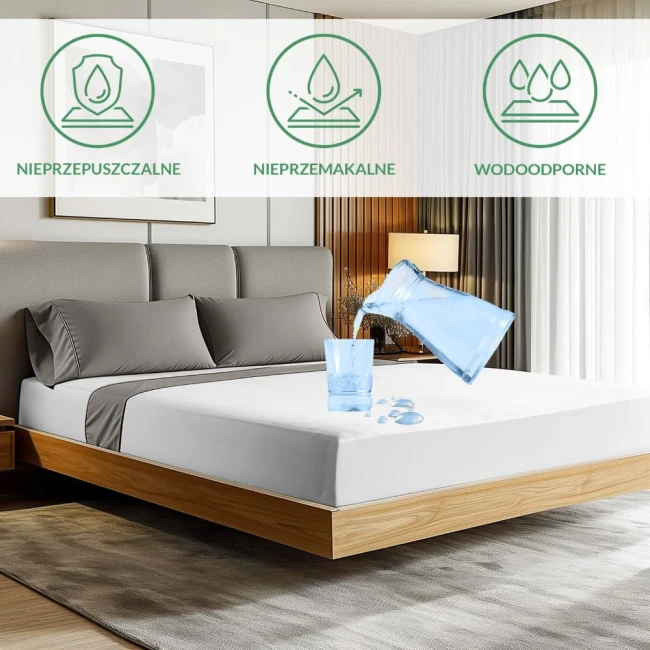 Ochronne prześcieradło z gumką 60x120 cm w kolorze białym, leży na łóżku z szarymi poduszkami. Widoczny jest delikatny blask tkaniny.