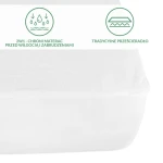 Ochronne prześcieradło z gumką 60x120 w kolorze białym, rozłożone na materacu. Widać elastyczną gumkę na krawędziach, zapewniającą dopasowanie. Na tkaninie znajdują się graficzne ikony informujące o funkcji ochrony przed wilgocią i zabrudzeniami.