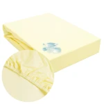 Ochronne prześcieradło z gumką 70x140 w kolorze kremowym, leżące na białym tle. Zbliżenie na gumkę przy brzegach, ukazujące elastyczność materiału. Prześcieradło jest wykonane z lekkiego, gładkiego materiału, idealne dla dziecięcego łóżeczka.