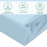 Ochronne prześcieradło z gumką 140x200 w kolorze błękitnym, z widocznymi złożeniami. Materiał oddychający, gramatura 140 g/m². Ujęcie z boku, pokazujące teksturę tkaniny oraz symbole dotyczące regulacji temperatury ciała.