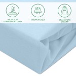 Ochronne prześcieradło z gumką w kolorze błękitnym, materiał o gramaturze 140 g/m², w zbliżeniu na fakturę. Widoczne symbole dotyczące regulacji temperatury ciała i oddychalności materiału. Prześcieradło leży na lewej stronie.