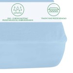 Ochronne prześcieradło z gumką 70x140 cm w kolorze niebieskim, wykonane z materiału chroniącego materac przed wilgocią i zabrudzeniami. Widoczne gumki oraz gładka powierzchnia. Prześcieradło tradycyjne, idealne do łóżek dziecięcych.