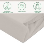 Ochronne prześcieradło z gumką w kolorze popielatym, wykonane z miękkiego materiału, ukazane w zbliżeniu, leży na płaskiej powierzchni.