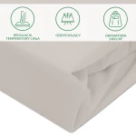 Ochronne prześcieradło z gumką 180x200 cm w kolorze popielatym, z widoczną fakturą materiału. Złożone, ukazane pod kątem. Ikony informujące o regulacji temperatury, oddychalności oraz gramaturze 140 g/m². Proste tło.