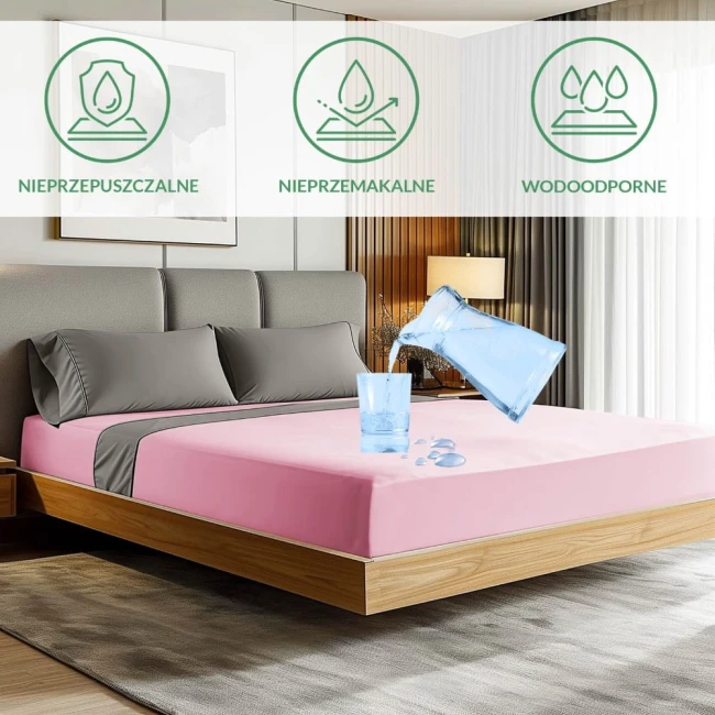 Ochronne prześcieradło z gumką o wymiarach 160x200 cm, w kolorze różowym. Produkt leży na łóżku z szarym wezgłowiem, z widoczną szklanką wody wylewaną na prześcieradło, co podkreśla jego wodoodporność. Tło aranżacji w jasnych barwach.