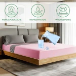 Ochronne prześcieradło z gumką 180x200 w kolorze różowym, rozłożone na łóżku. Materiał jest gładki, matowy.