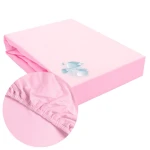 Ochronne prześcieradło z gumką w kolorze różowym o wymiarach 200x220 cm, leżące na prostym tle. W zbliżeniu pokazano elastyczną gumkę na krawędzi, która zapewnia dopasowanie do materaca. Tkanina matowa, gładka w dotyku, idealna do ochrony pościeli.