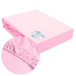 Ochronne prześcieradło z gumką w kolorze różowym o wymiarach 70x140 cm, leżące na jednolitym tle. Zbliżenie na elastyczną gumkę, podkreślającą dopasowanie.