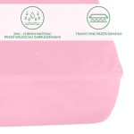 Ochronne prześcieradło z gumką w kolorze różowym, rozmiar 70x140 cm. Złożone, leżące na płaskiej powierzchni. Widoczne oznaczenia wskazujące na ochronę materaca przed wilgocią i zabrudzeniami. Materiał gładki, bez wzorów.
