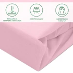 Ochronne prześcieradło z gumką w rozmiarze 80x200 cm, w kolorze różowym, wykonane z materiału o gramaturze 140 g/m². Zbliżenie na fakturę dzianiny, z widocznymi symbolami: regulacja temperatury ciała, oddychający, gramatura.