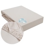 Ochronne prześcieradło z gumką 90x200 w kolorze popielatym, z widoczną gumką i delikatną fakturą materiału. Produkt leży na białym tle, w zbliżeniu na gumkę, eksponując jej elastyczność. Idealne do łóżka.