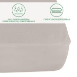 Ochronne prześcieradło z gumką 90x200 w kolorze popielatym, z widoczną gładką fakturą materiału. Położone na leżąco, z widocznym gumowym brzegiem, który zapewnia stabilne mocowanie. Ikonki na górze informują o ochronie przed wilgocią i zabrudzeniami.