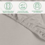 Ochronne prześcieradło z gumką w kolorze popiel. Widoczne elastyczne obszycie z wytrzymałej gumy oraz gładka, przyjemna w dotyku tekstura materiału. Ujęcie z boku, pokazujące detale wykończenia. Idealne do materaca 90x200 cm.