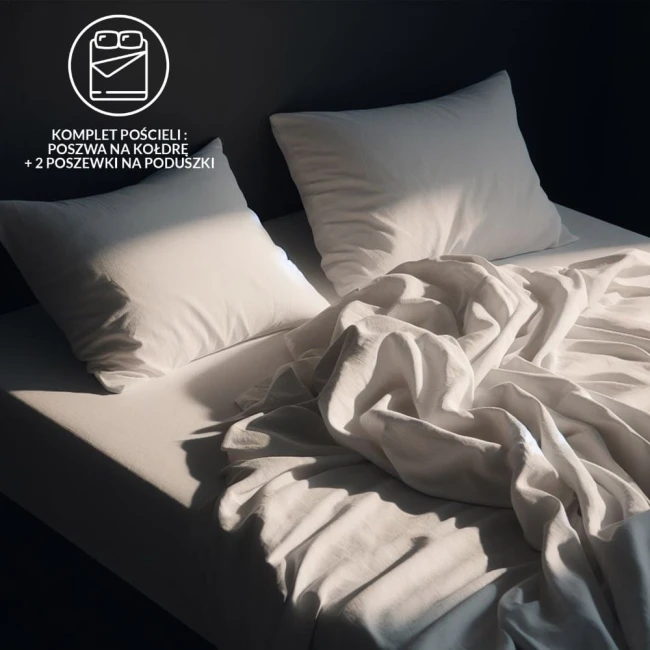 Pościel satyna bawełniana 160x200 w odcieniu geometrycznej szarości, złożona na łóżku. Widoczna poszwa na kołdrę i dwie poduszki w białych poszewkach, lekko pomięta tkanina, tworzy efektowy kontrast w cieniu. Minimalistyczne, ciemne tło.