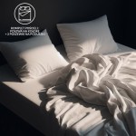 Komplet pościeli w kolorze ecru, składający się z poszwy na kołdrę oraz dwóch poszewek na poduszki. Pościel leży na łóżku, lekko pognieciona, z widocznym wzorem geometrycznym. Oświetlenie z boku podkreśla teksturę materiału.