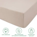 Prześcieradło jersey z gumką w kolorze beżowym, rozmiar 80x180. Produkt leżący, z widoczną miękką fakturą bawełny, bez domieszek sztucznych materiałów. Widoczna gramatura 130 g/m² i ikony sugerujące materiały. Tło jasne, proste.