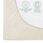Prześcieradło jersey z gumką w kolorze ecru, rozmiar 80x180, prezentowane z boku. Widoczna gruba, elastyczna guma obwodowa oraz tekstura materiału. Na powierzchni znajdują się napisy informacyjne o właściwościach produktu.