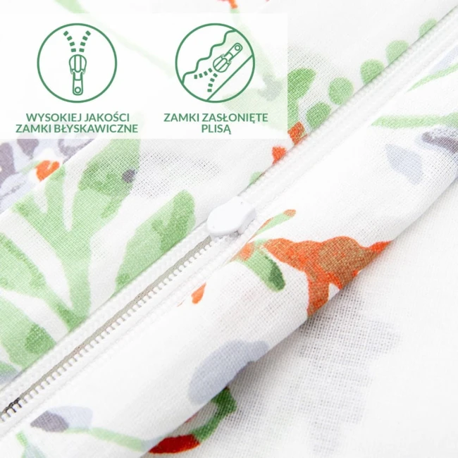 Zbliżenie na zamek błyskawiczny pościeli bawełnianej Cottonlove Exclusive Elyese z kolorowymi wiosennymi kwiatami. Widoczne są dwa zamki, ukryte pod plisą, wykonane z wysokiej jakości materiałów. Pościel w białym kolorze z delikatnym wzorem.