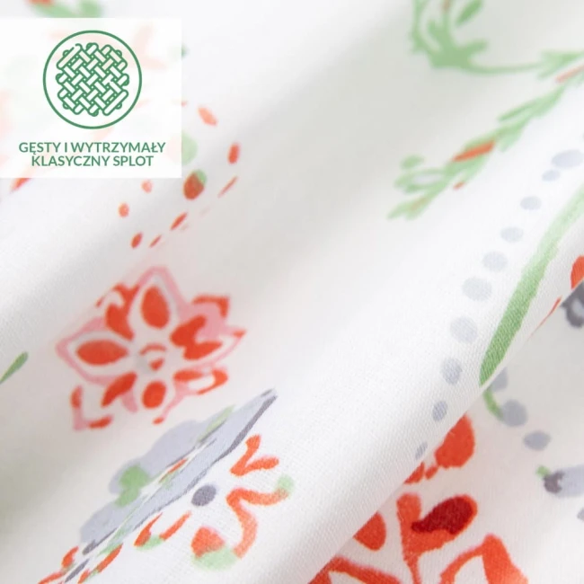 Pościel bawełniana 200x220 Cottonlove Exclusive Elyese w białym kolorze z kolorowymi wiosennymi kwiatami. Zdjęcie przedstawia fakturę materiału z wyraźnymi wzorami w odcieniach czerwieni, zieleni i fioletu. Ujęcie w zbliżeniu, eksponujące szczegóły.