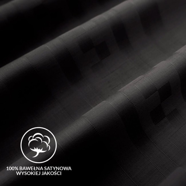 Pościel wykonana z 100% bawełnianej satyny o szarej, geometrycznej strukturze. Widoczny detal włókna, lekko błyszcząca faktura. Produkt złożony, ułożony w sposób pod kątem, z widocznym logo „100% bawełna satynowa wysokiej jakości” w dolnym rogu.