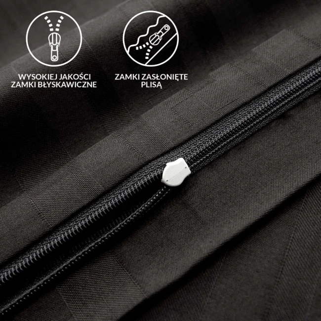 Zbliżenie na zamki błyskawiczne pokryte plisą, z widoczną teksturą materiału pościeli w kolorze szarym. Detale jakościowych zamków podkreślają funkcjonalność oraz estetykę produktu. Widoczne logo informujące o wysokiej jakości.