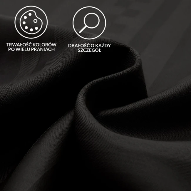 Zbliżenie na satynową tkaninę pościeli w kolorze geometrycznym szarym, podkreślającą fakturę materiału. Widoczne są symbole trwałości kolorów i dbałości o szczegóły. Tkanina jest miękka, gładka i lekko błyszcząca.