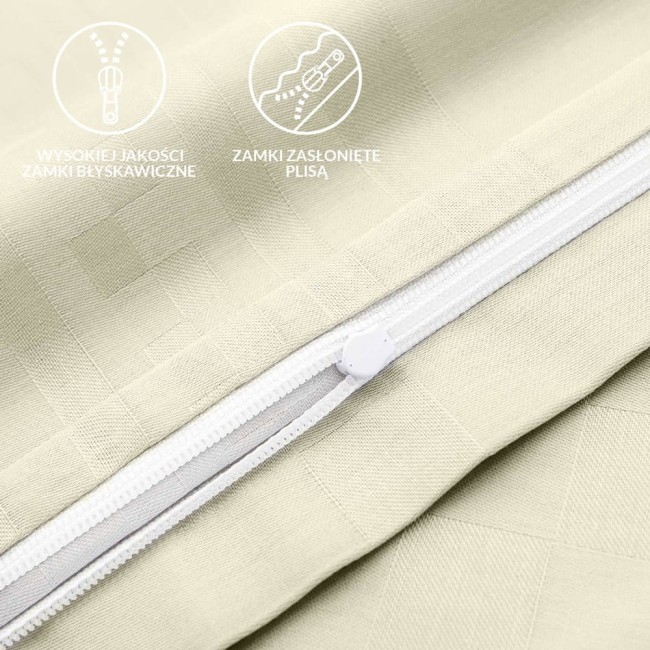 Pościel satyna bawełniana w kolorze ecru, z bliska na zamek błyskawiczny zasłonięty plisą. Wzór geometryczny na tkaninie. Widoczne detale materiału o delikatnej fakturze. Idealna do kompletu 160x200.