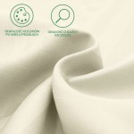 Pościel satyna bawełniana w kolorze ecru, z geometrycznym wzorem, ukazana w zbliżeniu. Widoczna gładka, lekko błyszcząca faktura materiału. Detale utworzone z precyzyjnie tkanych nitek. Tło neutralne, podkreślające kolor i strukturę pościeli.