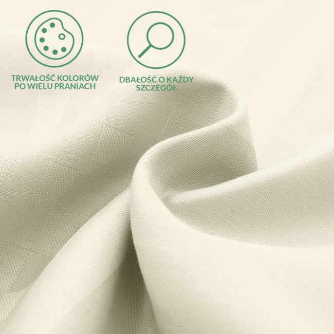 Pościel satyna bawełniana w kolorze ecru, z geometrycznym wzorem, ukazana w zbliżeniu. Widoczna gładka, lekko błyszcząca faktura materiału. Detale utworzone z precyzyjnie tkanych nitek. Tło neutralne, podkreślające kolor i strukturę pościeli.