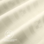 Pościel satyna bawełniana o rozmiarze 200x220 cm w kolorze ecru, z geometrycznym wzorem. Materiał teksturowany, układ leżący i rozłożony, dobrze widoczne detale faktury. Na tle jasno-beżowym widać logo z bawełną satynową.