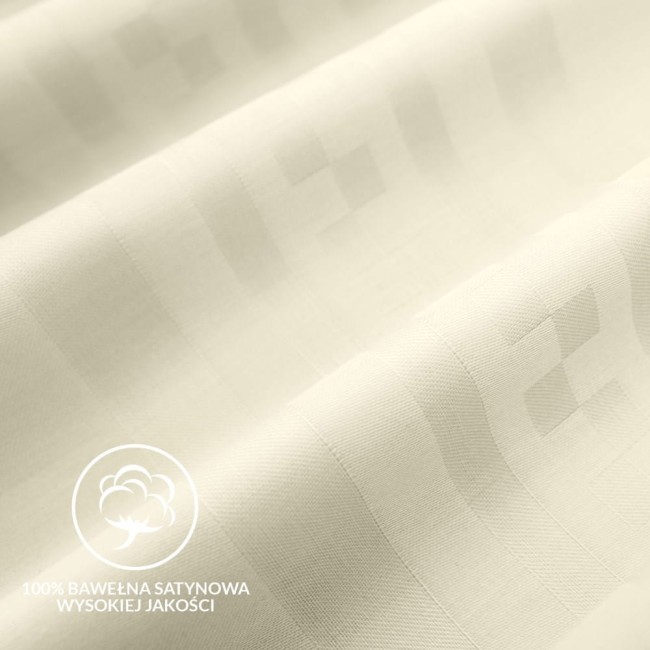 Pościel satyna bawełniana o rozmiarze 200x220 cm w kolorze ecru, z geometrycznym wzorem. Materiał teksturowany, układ leżący i rozłożony, dobrze widoczne detale faktury. Na tle jasno-beżowym widać logo z bawełną satynową.