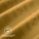 Pościel bawełniana 160x200 w kolorze geometrycznej żółtej. Materiał o gładkiej satynowej fakturze z subtelnym wzorem. Ułożona na płasko, pod kątem, ukazując detale splotu. Widoczna metka z informacją o jakości.