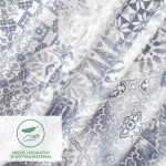 Pościel bawełniana 200x220 Cottonlove Exclusive Pava w odcieniach bieli i szarości, z ornamentami w różnych kształtach. Materiał jest miękki w dotyku. Zdjęcie zbliżeniowe ukazuje detale wzoru oraz fakturę tkaniny. Tło jest jasne i jednolite.