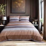 Pościel satyna bawełniana 160x200 w pomarańczowo-brązowe pasy, rozłożona na łóżku, z dwoma poduszkami. Wzór składa się z szerokich pasków w odcieniach pomarańczy i brązu oraz geometrycznych detali.