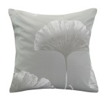 Poszewka dekoracyjna 40x40 cm w jasno szarym kolorze z wzorem srebrnych liści, leżąca na płaskiej powierzchni. Materiał jersey, matowy, podkreślający elegancki, nowoczesny styl. Bez widocznych napisów czy logo.