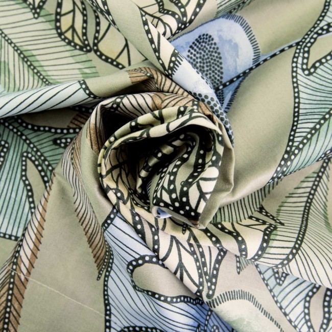 Pościel satyna bawełniana 160x200 w kolorze zielonym z dekoracyjnym wzorem liści. Materiał gładki, z użyciem fakturowanego nadruku. Produkt złożony, ukazujący szczegóły wzorów w zbliżeniu.