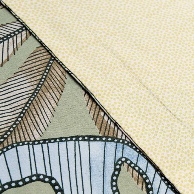 Pościel satyna bawełniana 160x200 Luxury Premium Greta w zielonym kolorze ze wzorem dekoracyjnych liści oraz żółtymi kropeczkami. Efektowna tekstura materiału, złożona na płasko, ukazująca kontrast wzorów.