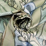 Pościel satyna bawełniana 220x200 Luxury Premium Greta w dekoracyjne liście. Tkanina w odcieniach zieleni, brązu i błękitu, z wyraźnym wzorem liści.