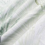 Pościel satyna bawełniana 220x200 w kolorze zielonym z dekoracyjnym wzorem liści, widoczna w leżącej pozycji. Tło jasne, pozwala na wyraźne pokazanie detali faktury materiału. Wzór w delikatne liście w odcieniach zieleni i bieli.