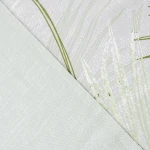 Pościel satyna bawełniana 220x200 w kolorze zielonym z dekoracyjnym wzorem liści. Widok na złożoną pościel z bliska, ukazujący gładką teksturę. Wzór liści na jasnym tle, bez widocznych napisów. Produkt leży na białym tle, eksponując detale materiału.