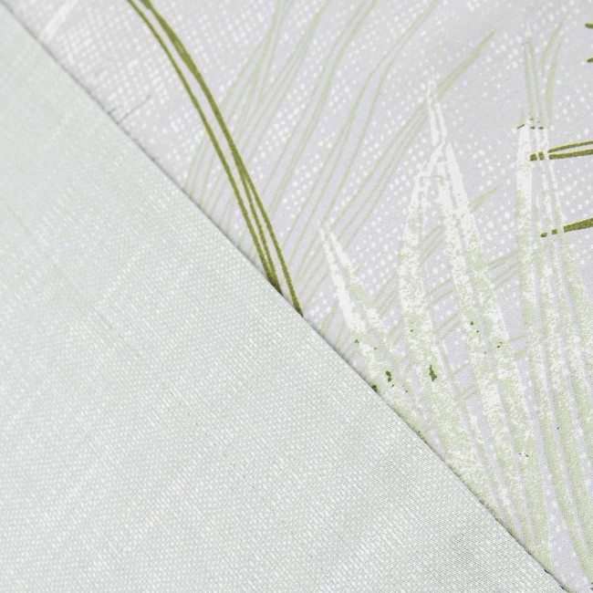 Pościel satyna bawełniana 220x200 w kolorze zielonym z dekoracyjnym wzorem liści. Widok na złożoną pościel z bliska, ukazujący gładką teksturę. Wzór liści na jasnym tle, bez widocznych napisów. Produkt leży na białym tle, eksponując detale materiału.