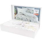 Pościel satyna bawełniana 220x200 w zielone liście, zapakowana w białe pudełko z kokardą. Na różnych poduszkach w widocznych odcieniach szarości oraz na poszwy widoczny delikatny wzór roślinny. Ujęcie frontalne ukazujące zestaw z eleganckim wykończeniem.