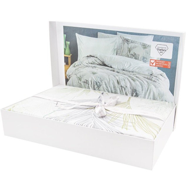 Pościel satyna bawełniana 220x200 w zielone liście, zapakowana w białe pudełko z kokardą. Na różnych poduszkach w widocznych odcieniach szarości oraz na poszwy widoczny delikatny wzór roślinny. Ujęcie frontalne ukazujące zestaw z eleganckim wykończeniem.